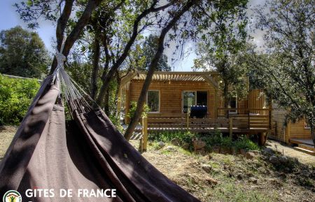 Cabane en bois28233 Sainte lucie de porto vecchio - Corse - Gite &agrave; Sainte Lucie de Porto-Vecchio, le Sud Corse, Labellis&eacute; G&icirc;tes de France : le gite et la terrasse/hamac