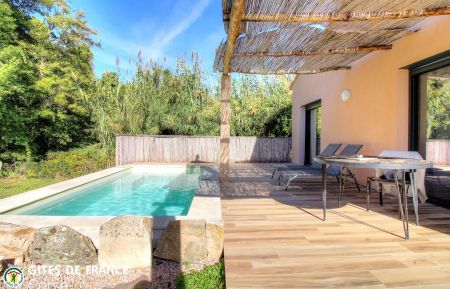 G&icirc;te n&deg;26641 Alata - Corse - G&icirc;te &agrave; Alata, le Grand Ajaccio, Corse-du-Sud, labellis&eacute; G&icirc;tes de France : la terrasse avec piscine 