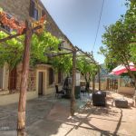G&icirc;te &agrave; Balogna, la c&ocirc;te Ouest, Corse du Sud, labellis&eacute; g&icirc;tes de France : la terrasse et le g&icirc;te 