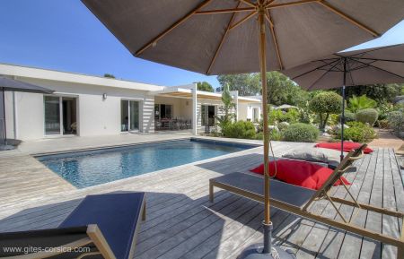 G&icirc;te n&deg;27541 Sainte lucie de porto vecchio - Corse - Gite &agrave; Sainte Lucie De Porto-Vecchio, le Sud Corse, labellis&eacute; G&icirc;tes de France : la piscine et la maison