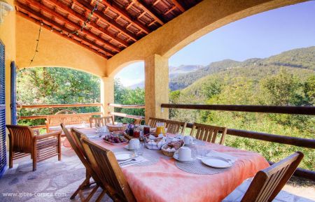 Chambre d'h&ocirc;tes n&deg;57221 Poggio-Marinaccio - Corse - Chambres d'h&ocirc;tes, Poggio Marinaccio, Centre-Corse, Haute-Corse, labellis&eacute; Gites de France : la terrasse o&ugrave; est servi le petit-d&eacute;jeuner, avec vue sur le San Pedrone