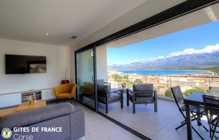 Gîte à Calvi, La Balagne, Haute-Corse, labellisé Gîtes de France : Gîte à Calvi, La Balagne, Haute-Corse, labellisé Gîtes de France : le séjour/cuisine avec vue mer et montagnes Gîte n°64181 Calvi - Corse - Gîte à Calvi, La Balagne, Haute-Corse, labellisé Gîtes de France : Gîte à Calvi, La Balagne, Haute-Corse, labellisé Gîtes de France : le séjour/cuisine avec vue mer et montagnes
