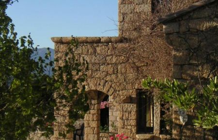 G&icirc;te n&deg;16403 Sart&egrave;ne - Corse - Le logement et sa terrasse au premier &eacute;tage, partie centrale de la propri&eacute;t&eacute; 