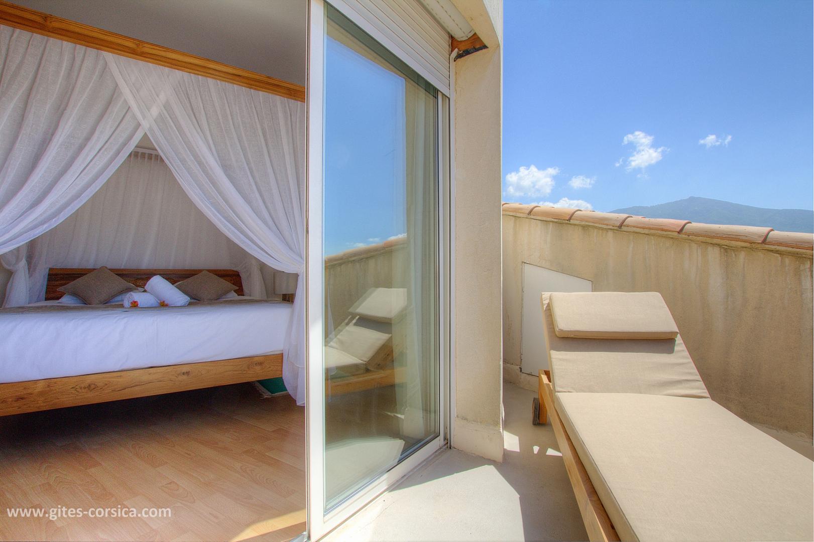 Chambres d'hôtes à Sarrola Carcopino, Le Grand Ajaccio, Corse du Sud, labellisé Gîtes de France : le balcon de la chambre3 photo 17
