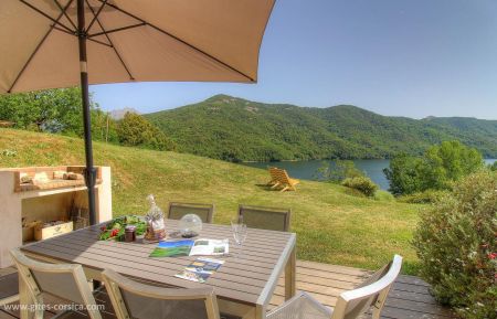 G&icirc;te n&deg;17873 Tolla - Corse - Gite &agrave; Tolla, le grand Ajaccio, Corse du Sud, labellis&eacute; G&icirc;tes de France : la terrasse avec vue sur le lac