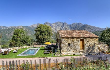 G&icirc;te n&deg;19372 Bocognano - Corse - Gite &agrave; Bocognano, le Grand Ajaccio, Corse du Sud : la maison et la piscine