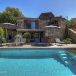 Gite &agrave; Afa, Le Grand Ajaccio, Corse du Sud, labellis&eacute; G&icirc;tes de France : la piscine et la maison