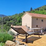 Gite &agrave; Cuccia, Centre-Corse, Haute-Corse, labellis&eacute; Gites de France : la maison et sa terrasse en bois