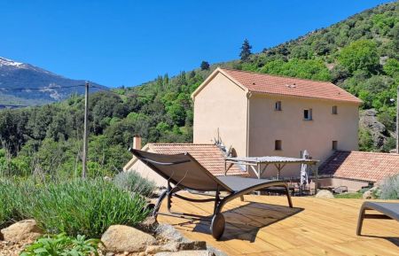 G&icirc;te n&deg;62232 Corscia - Corse - Gite &agrave; Cuccia, Centre-Corse, Haute-Corse, labellis&eacute; Gites de France : la maison et sa terrasse en bois