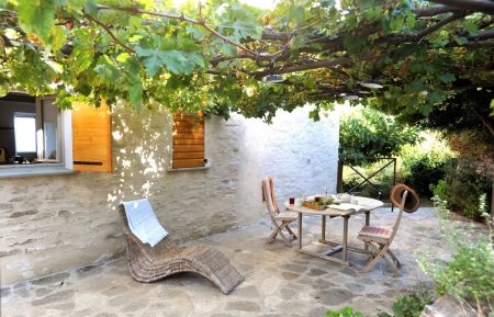 Gîte à Sisco, Le Grand Bastia, Haute-Corse, labellisé Gîtes de France : la terrasse devant l'entrée Gîte n°64321 Sisco - Corse - Gîte à Sisco, Le Grand Bastia, Haute-Corse, labellisé Gîtes de France : la terrasse devant l'entrée