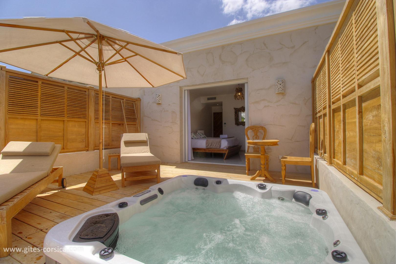 Chambres d'hôtes à Sarrola Carcopino, Le Grand Ajaccio, Corse du Sud, labellisé Gîtes de France : la terrasse privative avec jacuzzi de la chambre4 photo 30