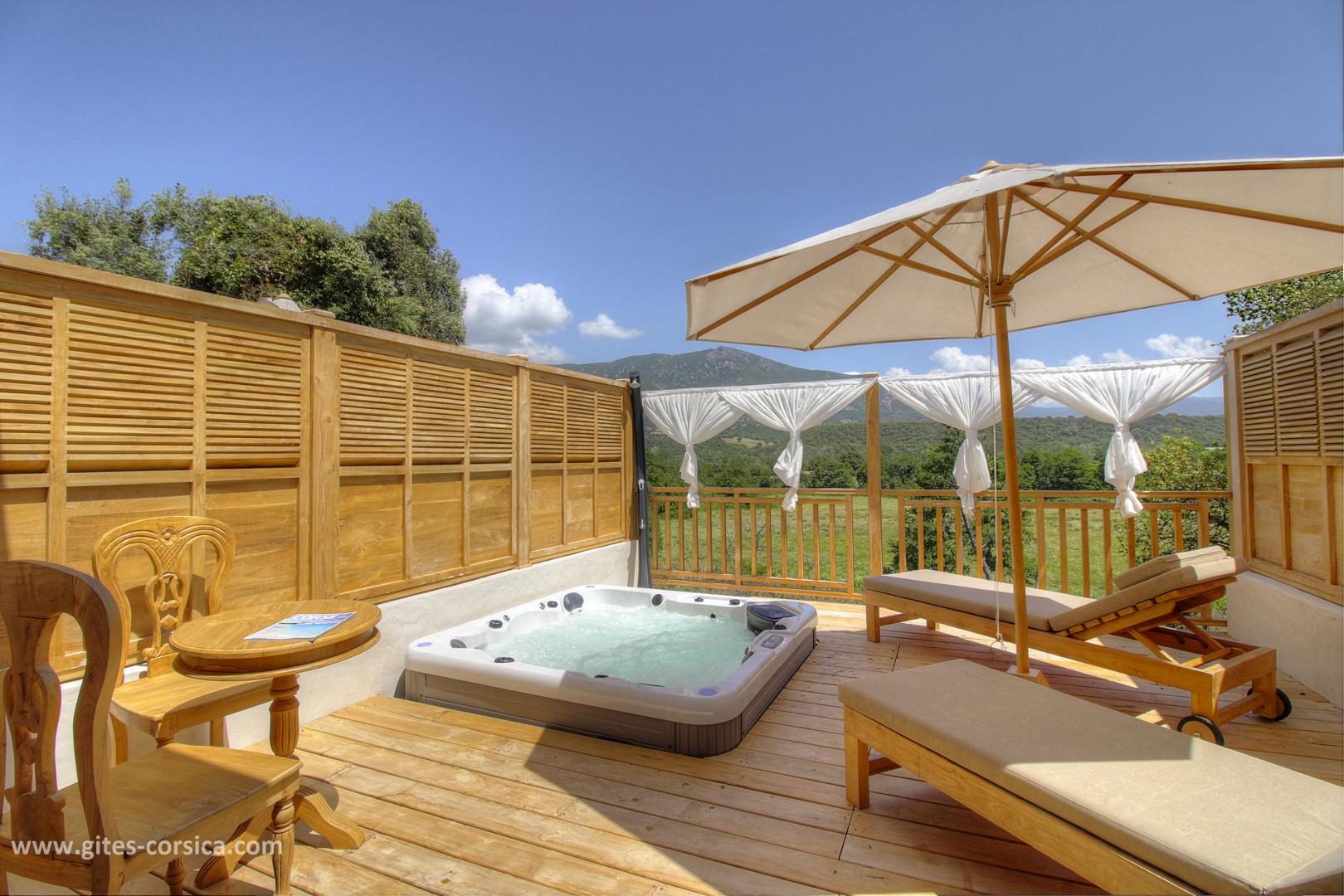 Chambres d'hôtes à Sarrola Carcopino, Le Grand Ajaccio, Corse du Sud, labellisé Gîtes de France : la terrasse privative avec jacuzzi de la chambre4 photo 31