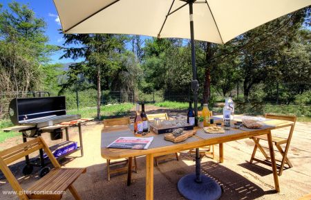 G&icirc;te n&deg;63742 Moltifao - Corse - G&icirc;te &agrave; Moltifao, Haute-Corse, Centre Corse, labellis&eacute; G&icirc;tes de France : le terrain privatif avec son salon de jardin 