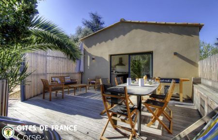 G&icirc;te n&deg;28142 Sainte lucie de porto vecchio - Corse - Gite &agrave; Sainte Lucie de Porto-Vecchio, le Sud Corse, Labellis&eacute; G&icirc;tes de France : le gite et la terrasse