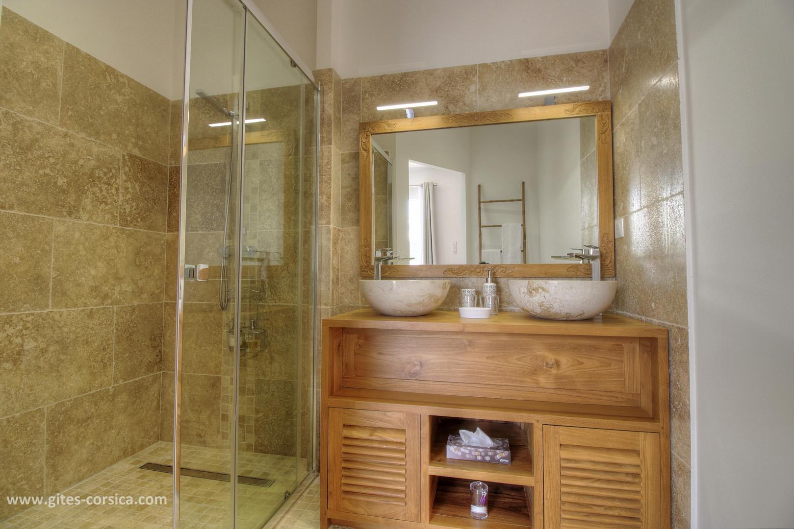 Chambres d'hôtes à Sarrola Carcopino, Le Grand Ajaccio, Corse du Sud, labellisé Gîtes de France : la salle d'eau photo 29