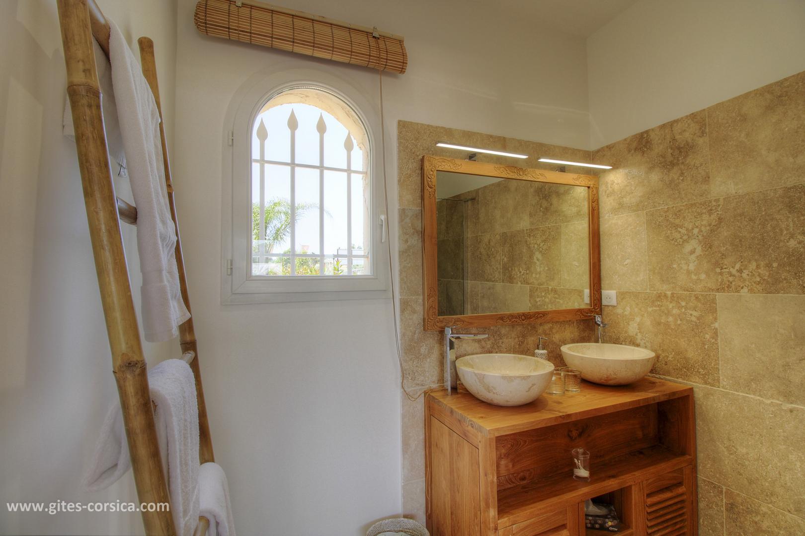 Chambres d'hôtes à Sarrola Carcopino, Le Grand Ajaccio, Corse du Sud, labellisé Gîtes de France : la salle d'eau de la chambre 5 photo 36