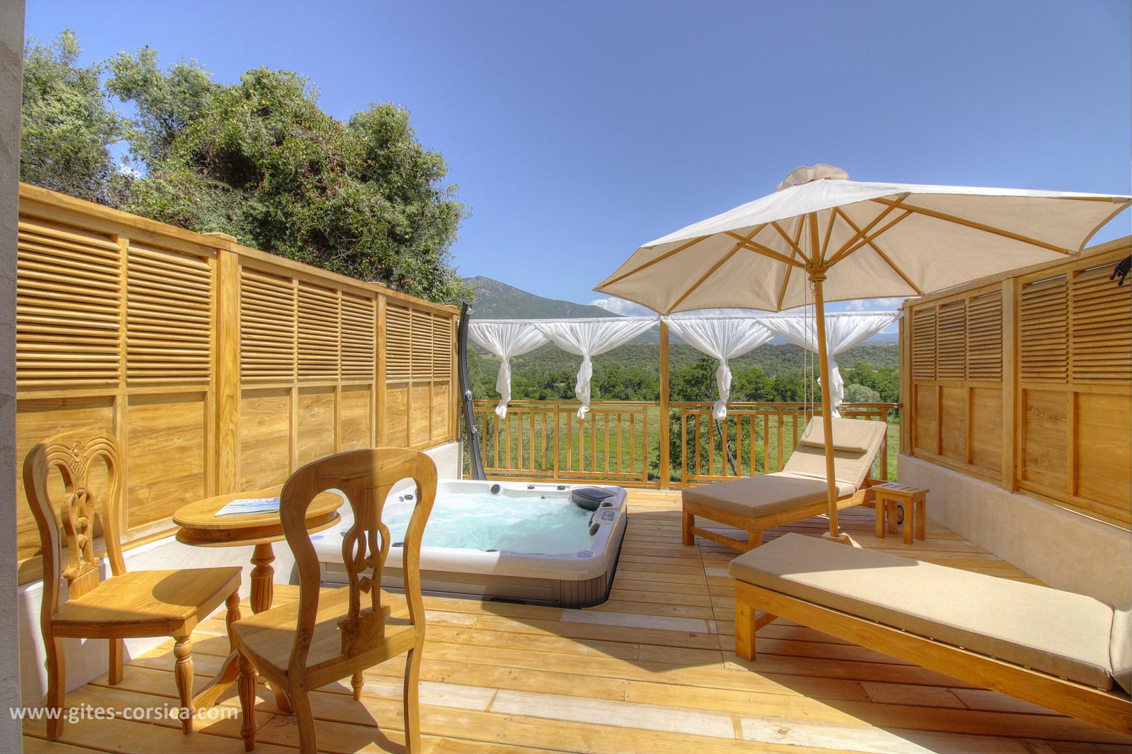 Chambres d'hôtes à Sarrola Carcopino, Le Grand Ajaccio, Corse du Sud, labellisé Gîtes de France : la terrasse privative avec jacuzzi de la chambre5 photo 38