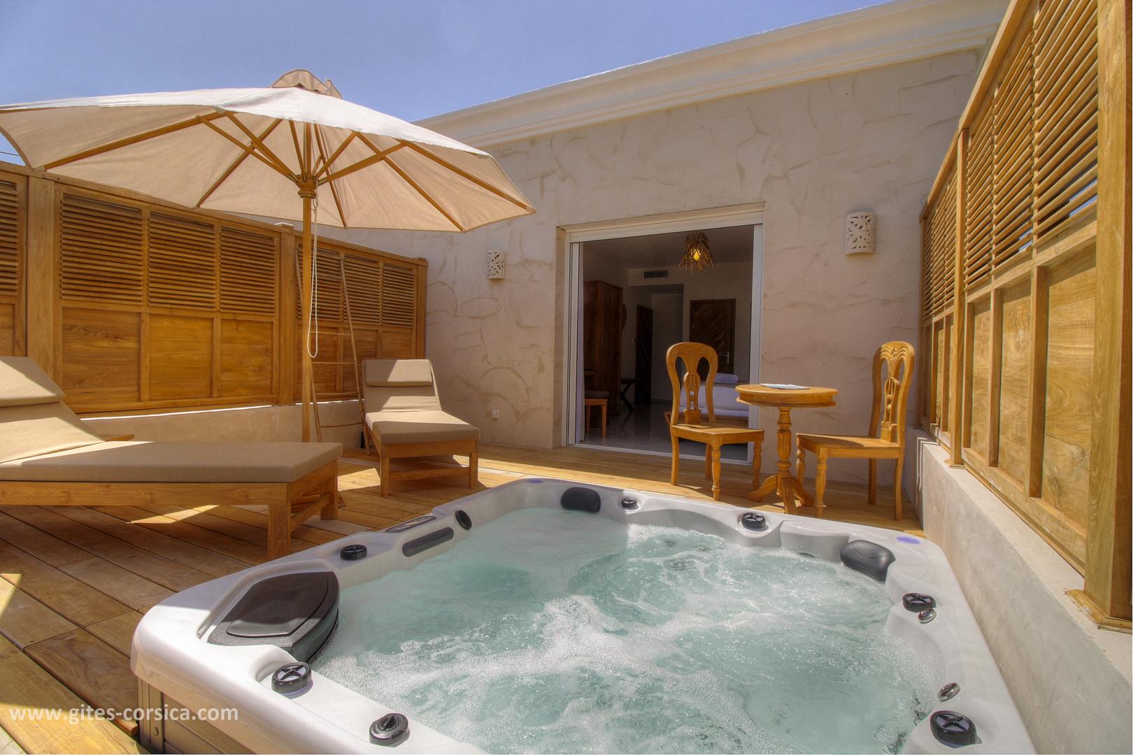Chambres d'hôtes à Sarrola Carcopino, Le Grand Ajaccio, Corse du Sud, labellisé Gîtes de France : la terrasse privative avec jacuzzi de la chambre5 photo 39