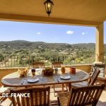 Gite &agrave; Porto-Vecchio, Sud Corse, labellis&eacute; G&icirc;tes de France : la terrasse avec la vue