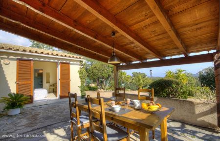 G&icirc;te n&deg;24471 Sainte lucie de porto vecchio - Corse - Gite &agrave; Sainte Lucie de Porto-Vecchio, Le sud Corse, Corse du Sud, labellis&eacute; G&icirc;tes de France : la terrasse couverte