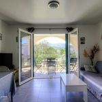 Appartement &agrave; Ile Rousse, Balagne, Haute-Corse, labellis&eacute; G&icirc;tes de France : s&eacute;jour/cuisine