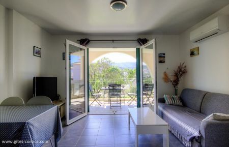 G&icirc;te n&deg;62161 L'&Icirc;le-Rousse - Corse - Appartement &agrave; Ile Rousse, Balagne, Haute-Corse, labellis&eacute; G&icirc;tes de France : s&eacute;jour/cuisine