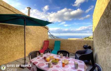 G&icirc;te n&deg;54722 Aregno - Corse - G&icirc;te &agrave; Aregno, Balagne, Haute-Corse, labellis&eacute; G&icirc;tes de France : la terrasse du 2&egrave;me &eacute;tage accessible