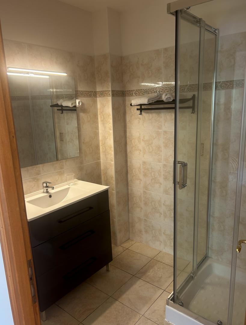 Maison d'hôtes à Nessa, Balagne, Haute-Corse, labellisé Gîtes de France : la salle d'eau de la chambre Cicciriola photo 4