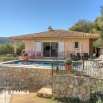 Gite &agrave; Sainte Lucie de Porto-Vecchio, le Sud Corse, labellis&eacute; G&icirc;tes de France : la maison et la piscine