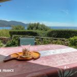 G&icirc;te &agrave; Tiuccia, la c&ocirc;te Ouest, Corse-du-Sud, labellis&eacute; G&icirc;tes de France : la terrasse