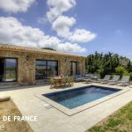 Gite &agrave; Figari, Corse du Sud, Labellis&eacute; G&icirc;tes de France : le gite et la piscine