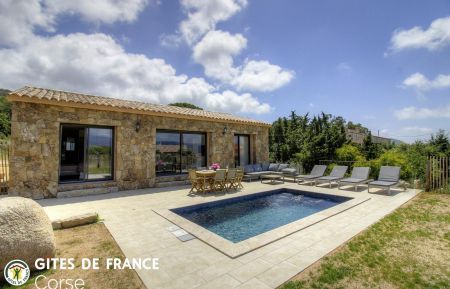 G&icirc;te n&deg;27591 Figari - Corse - Gite &agrave; Figari, Corse du Sud, Labellis&eacute; G&icirc;tes de France : le gite et la piscine