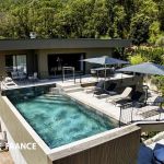 Gite &agrave; Sainte Lucie de Porto-Vecchio, labellis&eacute; G&icirc;tes de France : la villa et la piscine