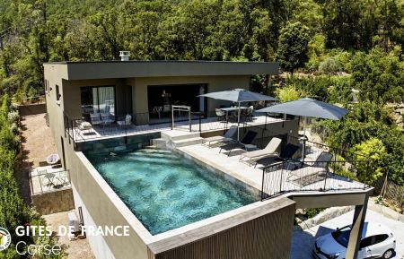 G&icirc;te n&deg;27891 Sainte lucie de porto vecchio - Corse - Gite &agrave; Sainte Lucie de Porto-Vecchio, labellis&eacute; G&icirc;tes de France : la villa et la piscine