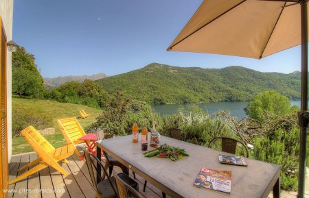 Gite à Tolla, le grand Ajaccio, Corse du Sud, labellisé Gîtes de France : la terrasse avec vue sur le lac Gîte n°17872 Tolla - Corse - Gite à Tolla, le grand Ajaccio, Corse du Sud, labellisé Gîtes de France : la terrasse avec vue sur le lac